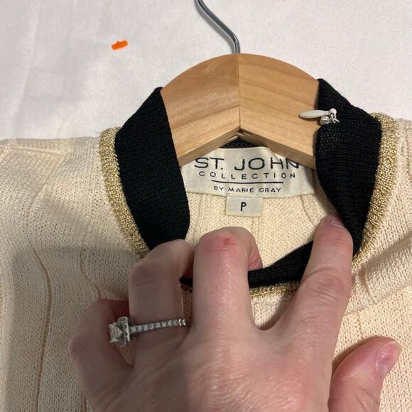 St. John Collection Women's Embroidered Crest Logo Sweater size (P) or XS - Picture 3 of 9